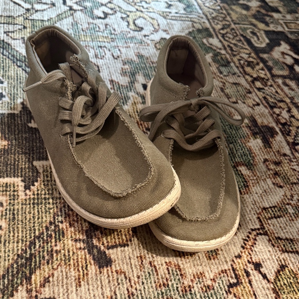 Women’s casual canvas shoes gray